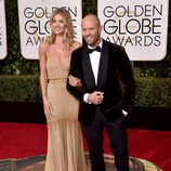 Rosie Huntington Whiteley  y Jason Statham en la alfombra roja de los Globos de Oro