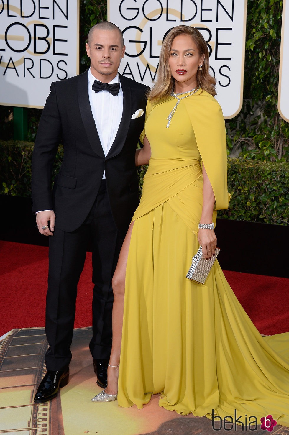 Jennifer Lopez y Casper Smart en la alfombra roja de los Globos de Oro 2016