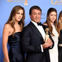 Sylvester Stallone acompañado de su familia en los Globos de Oro 2016