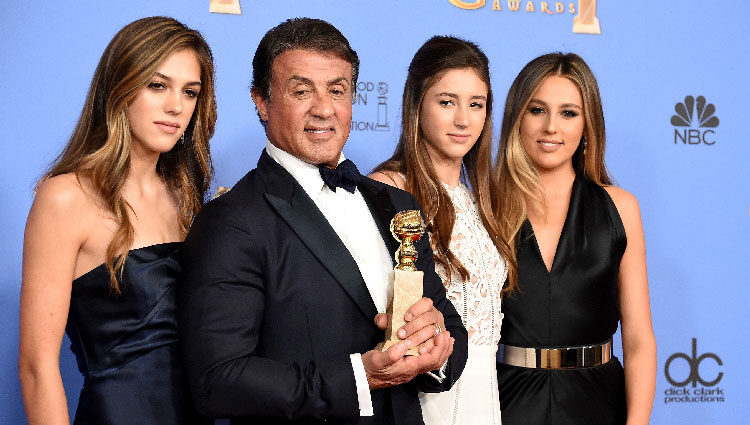 Sylvester Stallone acompañado de su familia en los Globos de Oro 2016