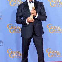 Sylvester Stallone posando con su premio en los Globos de Oro 2016