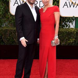 Ricky Gervais y Jane Fallon en la alfombra roja de los Globos de Oro 2016