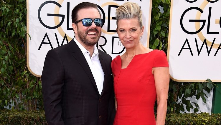 Ricky Gervais y Jane Fallon en la alfombra roja de los Globos de Oro 2016