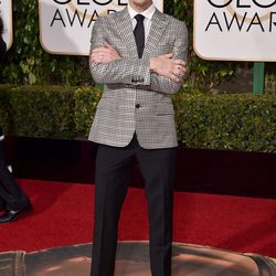 Denis O'Hare en la alfombra roja de los Globos de Oro 2016