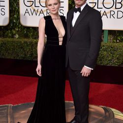 Kirsten Dunst y Garrett Hedlund en la alfombra roja de los Globos de Oro 2016
