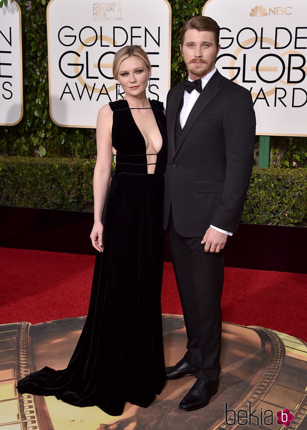 Kirsten Dunst y Garrett Hedlund en la alfombra roja de los Globos de Oro 2016