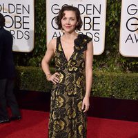 Maggie Gyllenhaal en la alfombra roja de los Globos de Oro 2016