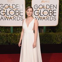 Saoirse Ronan en la alfombra roja de los Globos de Oro 2016
