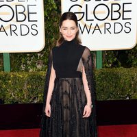 Emilia Clarke en la alfombra roja de los Globos de Oro 2016