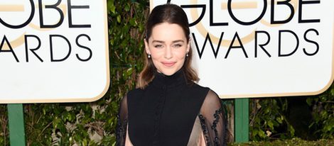 Emilia Clarke en la alfombra roja de los Globos de Oro 2016
