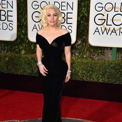 Lady Gaga en la alfombra roja de los Globos de Oro 2016