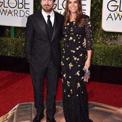 Christian Bale y Sibi Blazic en la alfombra roja de los Globos de Oro 2016