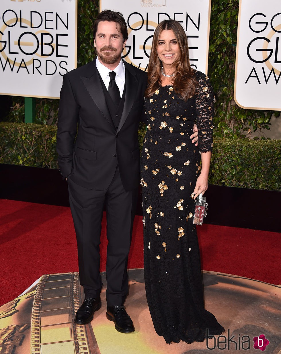Christian Bale y Sibi Blazic en la alfombra roja de los Globos de Oro 2016