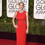 Jennifer Lawrence en la alfombra roja de los Globos de Oro 2016