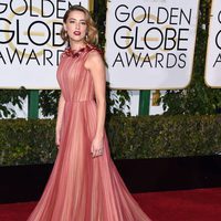 Amber Heard en la alfombra roja de los Globos de Oro 2016