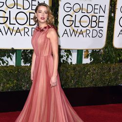Amber Heard en la alfombra roja de los Globos de Oro 2016