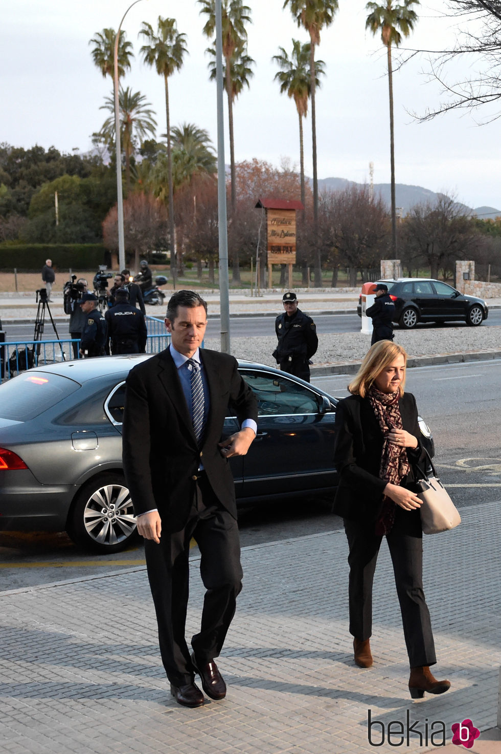 La Infanta Cristina e Iñaki Urdangarín al salir del coche para entrar en el juicio por el Caso Nóos