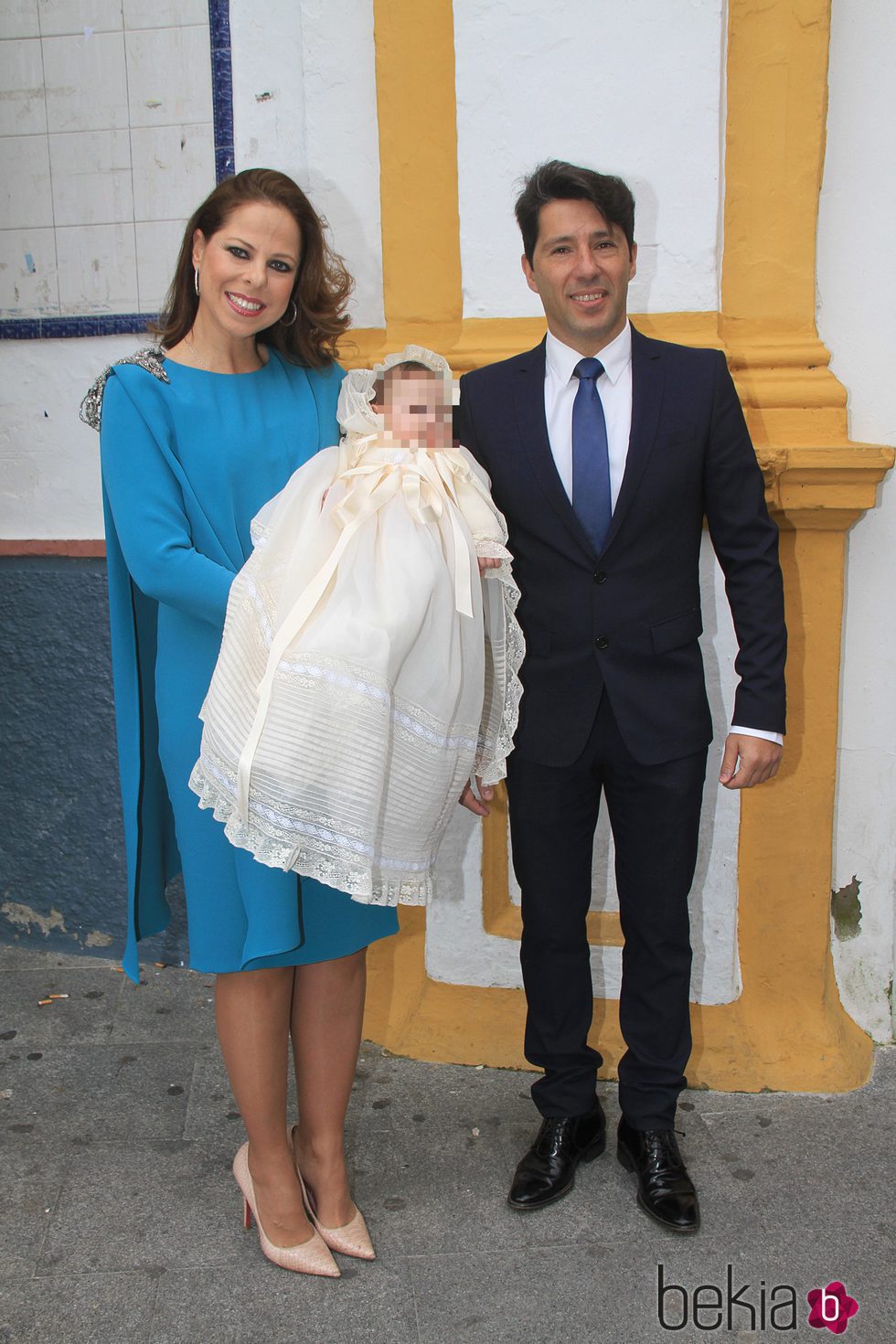 Pastora Soler y Francis Viñolo bautizan a su hija Estrella en Sevilla