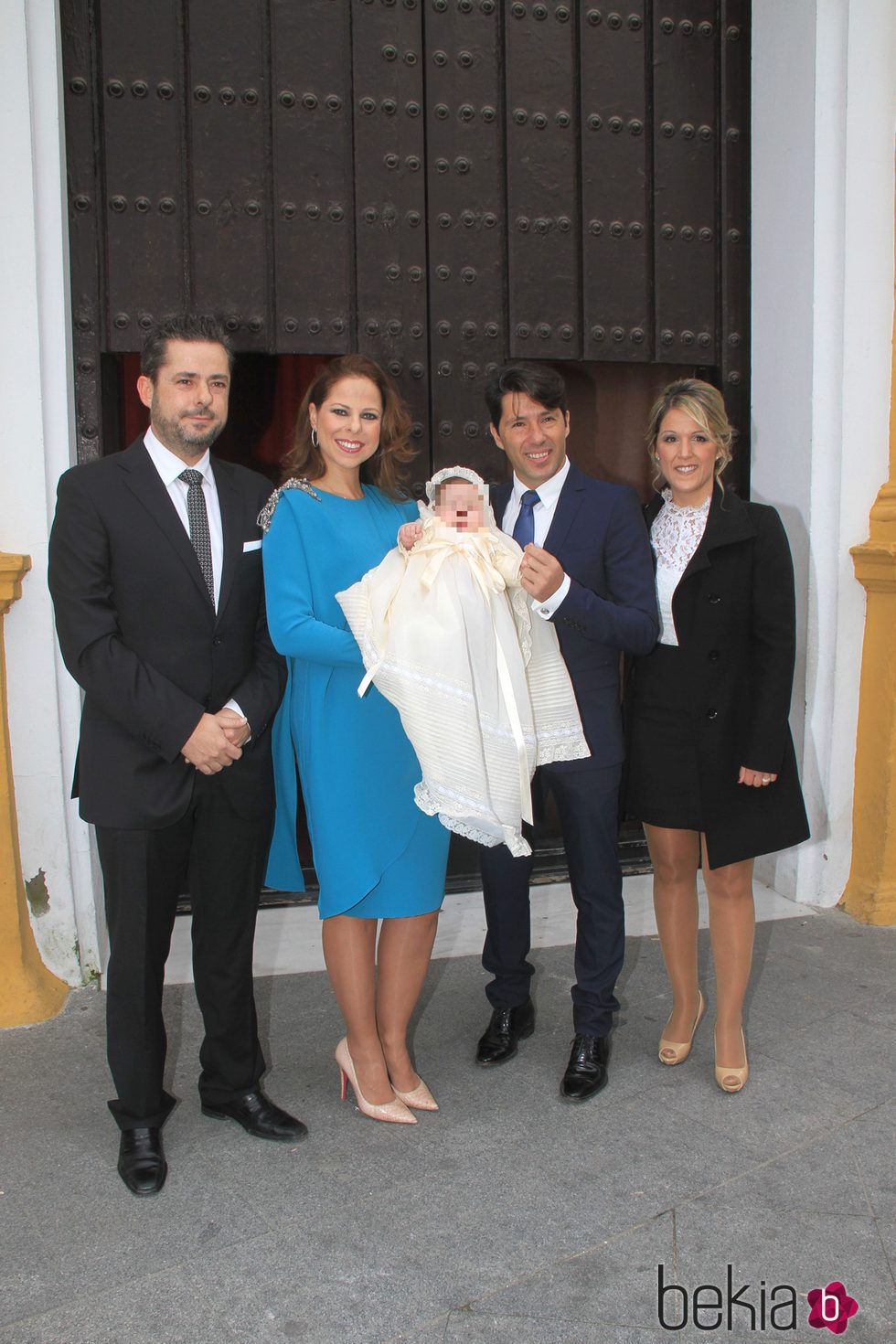 Pastora Soler y Francis Viñolo bautizan a su hija Estrella con los padrinos de la pequeña