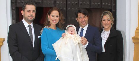 Pastora Soler y Francis Viñolo bautizan a su hija Estrella con los padrinos de la pequeña