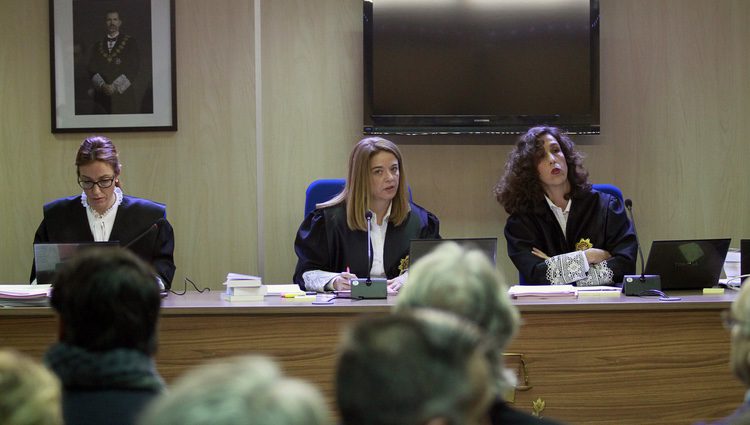Las juezas Rocío Martín, Samantha Romero y Eleonor Moyà en el juicio por el Caso Nóos