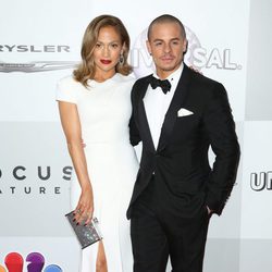 Jennifer Lopez y Casper Smart en la fiesta de NBC tras la entrega de los Globos de Oro 2016