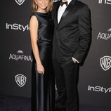 Sarah Hyland y Dominic Sherwood en la fiesta de InStyle tras la entrega de los Globos de Oro 2016