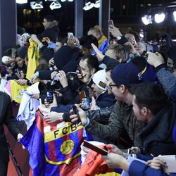 Leo Messi firma autógrafos en la entrega del Balón de Oro 2015