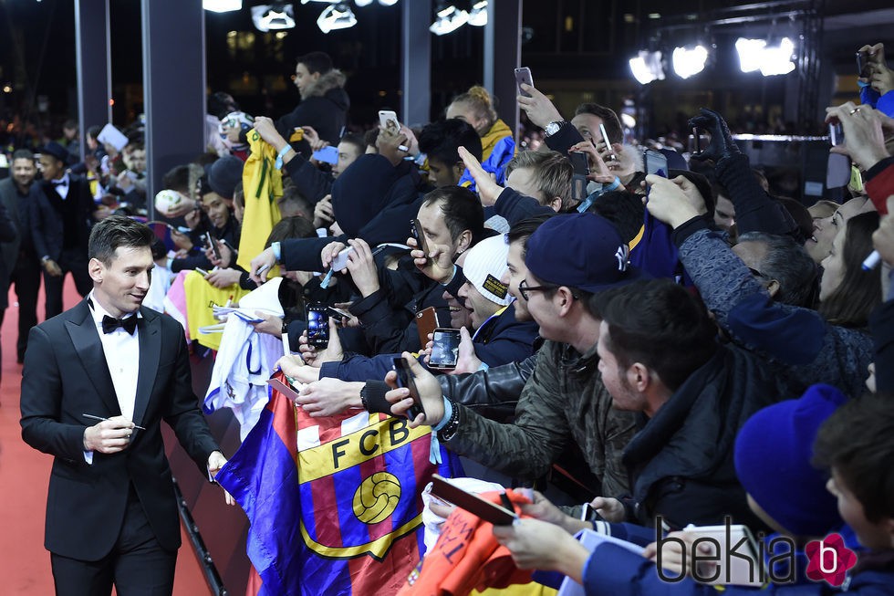 Leo Messi firma autógrafos en la entrega del Balón de Oro 2015