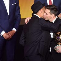 Neymar besa a Leo Messi para felicitarle por el Balón de Oro 2015