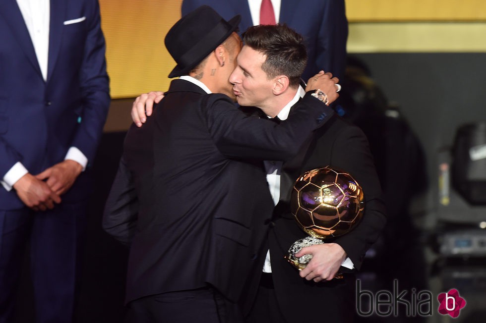 Neymar besa a Leo Messi para felicitarle por el Balón de Oro 2015