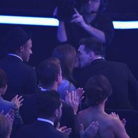 Leo Messi y Antonella Roccuzzo besándose en el Balón de Oro 2015