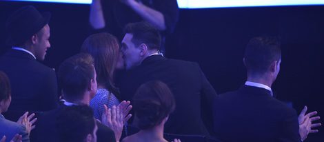 Leo Messi y Antonella Roccuzzo besándose en el Balón de Oro 2015