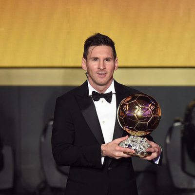 Leo Messi posa con el Balón de Oro 2015