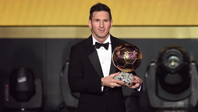 Leo Messi posa con el Balón de Oro 2015