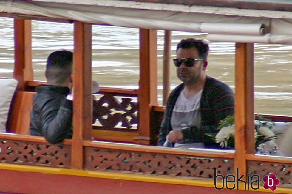 Jorge Javier Vázquez con su novio Paco en un barco
