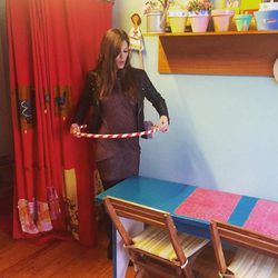 Sara Carbonero luce embarazo con un Hula Hoop en Oporto