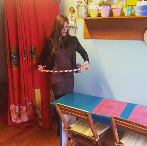 Sara Carbonero luce embarazo con un Hula Hoop en Oporto