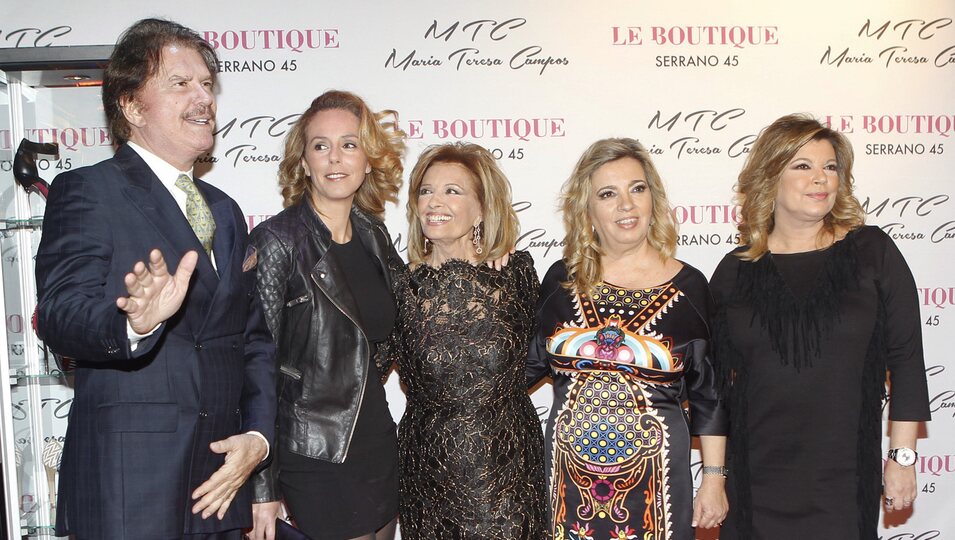 María Teresa Campos con Bigote Arrocet, Rocio Carrasco, Terelu Campos y Carmen Borrego en la presentación de su colección de zapatos