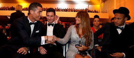 Cristiano Ronaldo y Antonella Roccuzzo se saludan ante la mirada de Leo Messi en la entrega del Balón de Oro 2015