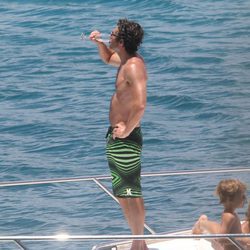 Patrick Dempsey bebe champán en bañador