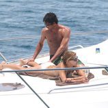 Patrick Dempsey hace un masaje a su mujer Jillian en un barco