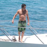 Patrick Dempsey con el torso desnudo en un barco