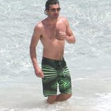 Patrick Dempsey con el torso desnudo en el mar