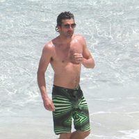 Patrick Dempsey con el torso desnudo en el mar