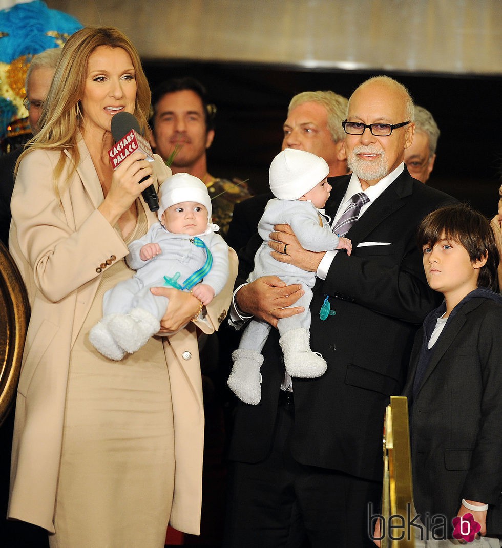 Céline Dion con su marido René Angélil y sus tres hijos