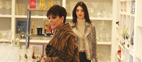 Kendall Jenner con Kris Jenner comprando mientras ruedan 'Keeping up with the Kardashians'