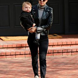 Kourtney Kardashian con su hijo Reign Disick realizando unas compras