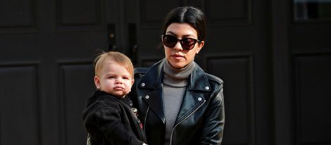 Kourtney Kardashian con su hijo Reign Disick realizando unas compras