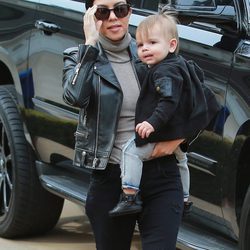 Kourtney Kardashian y su hijo Reign Disick paseando por Beverly Hills